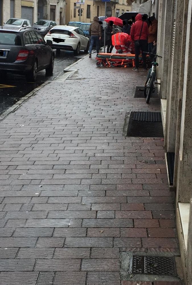 (Foto) Gli operatori del 118 durante i soccorsi in corso Novara