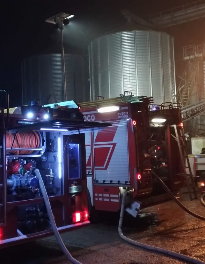 Garlasco: in fiamme un silos con circa 500 quintali di riso, i vigili del fuoco limitano i danni
