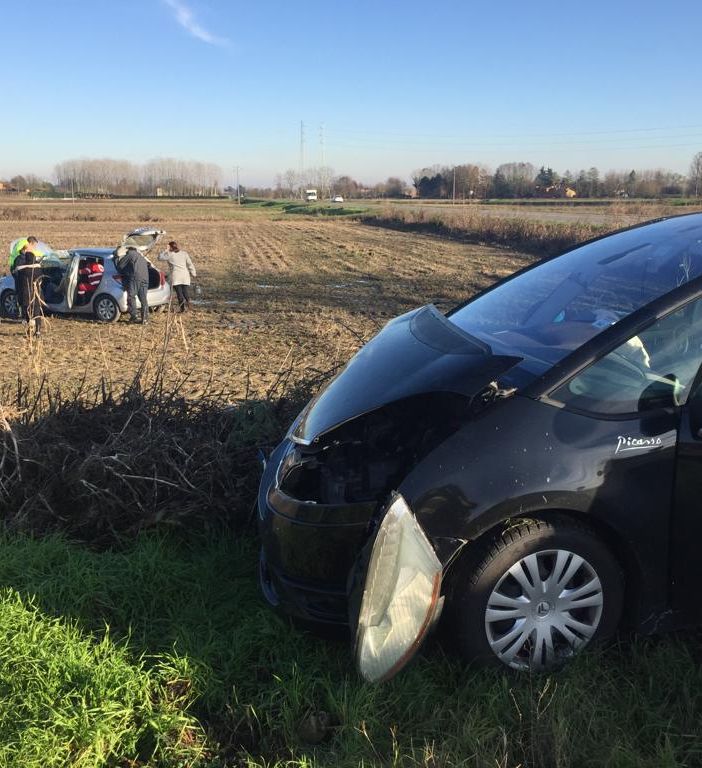 Mede: scontro tra due auto sulla provinciale 194, ferite quattro persone