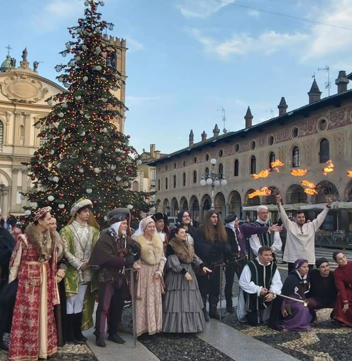 - (FOTONOTIZIA) - Vigevano: I musici e alfieri dell'Onda Sforzesca accolgono i turisti in piazza Ducale