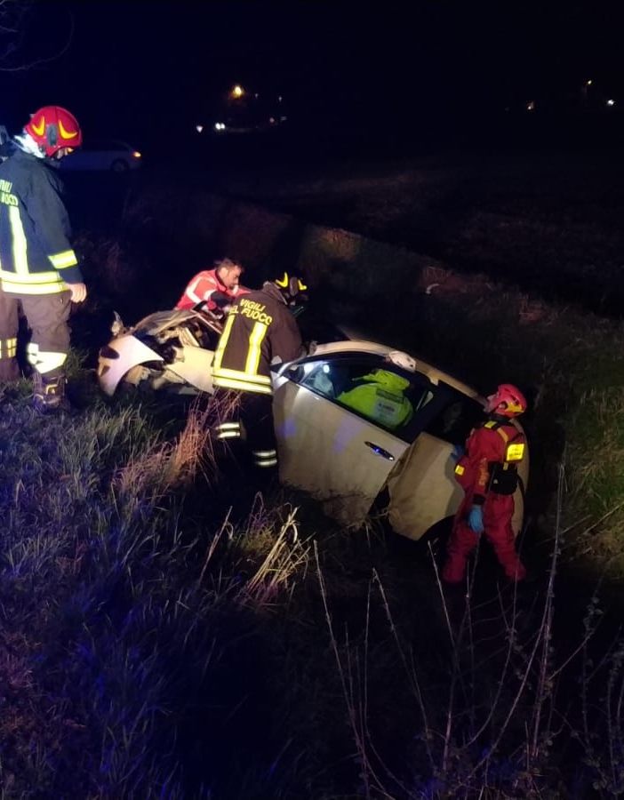 - (VIDEO) - Torre d'Isola: finisce nel fosso con l'auto, ferita una 40enne