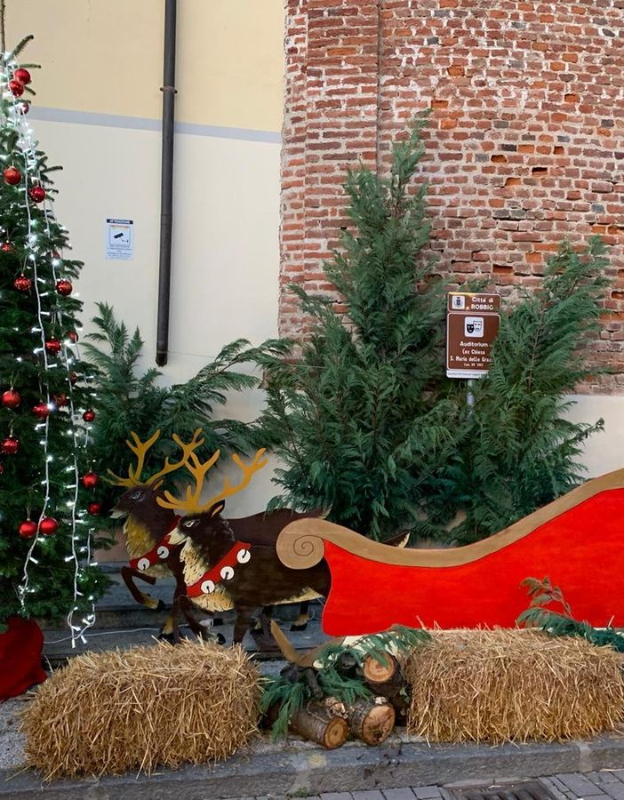 Robbio, domani (sabato) l’accensione dell’albero di Natale. Già accese invece le luminarie in paese