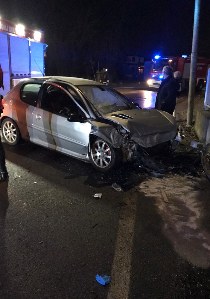 Vigevano: auto si schianta contro un muro in viale Industria, gravemente ferito un 41enne