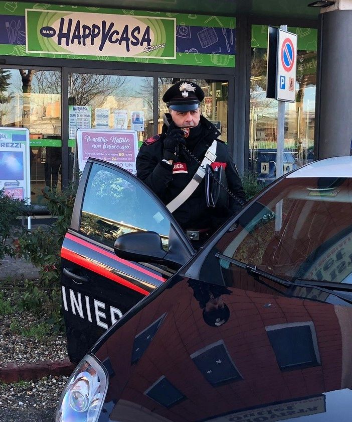 Pavia: sorpreso a rubare cosmetici, si dà alla fuga mostrando un'arma, ma viene rintracciato e arrestato dai carabinieri