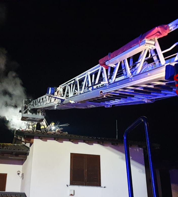 Pavese: in fiamme una canna fumaria, intervengono i vigili del fuoco