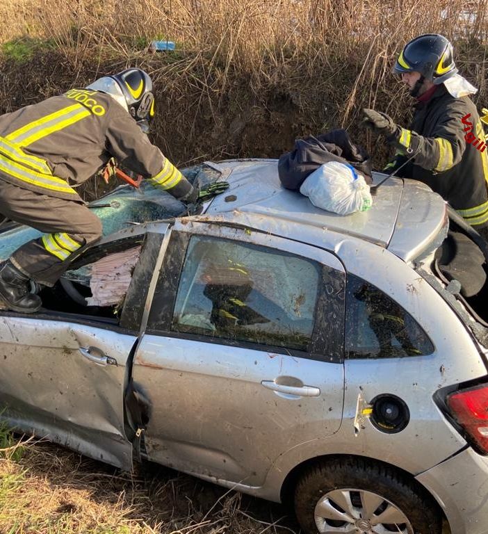 Pavese: finisce con l'auto in un canale, ferito un 40enne