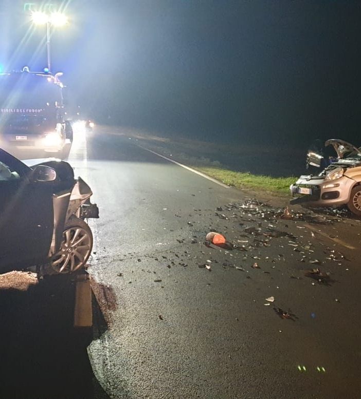Pavese: frontale tra due auto sulla provinciale 2, soccorsi due giovani
