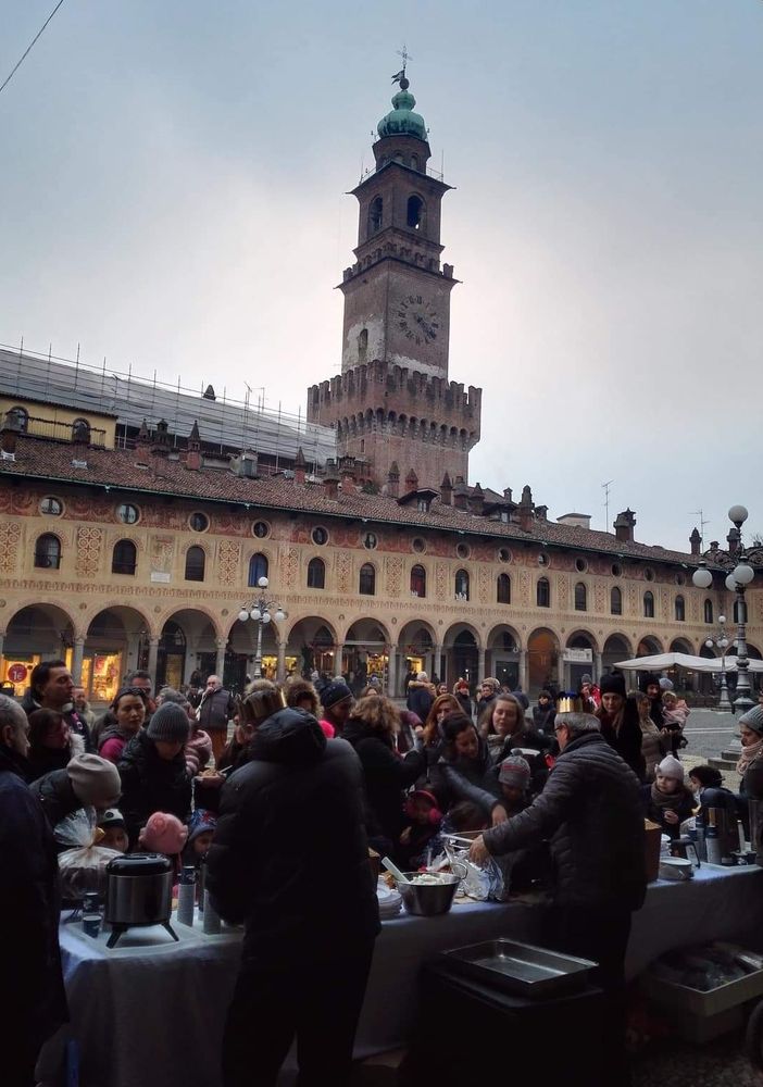 FOTOGALLERY - La Befana ha fatto tappa anche a Vigevano