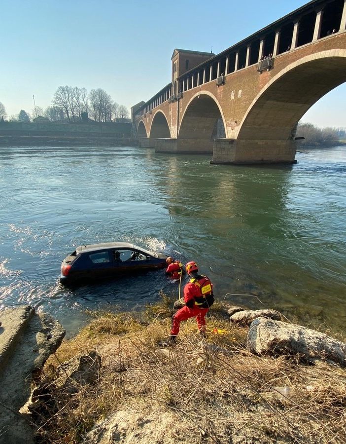 Pavia: auto precipita nel Ticino sotto il Ponte Coperto