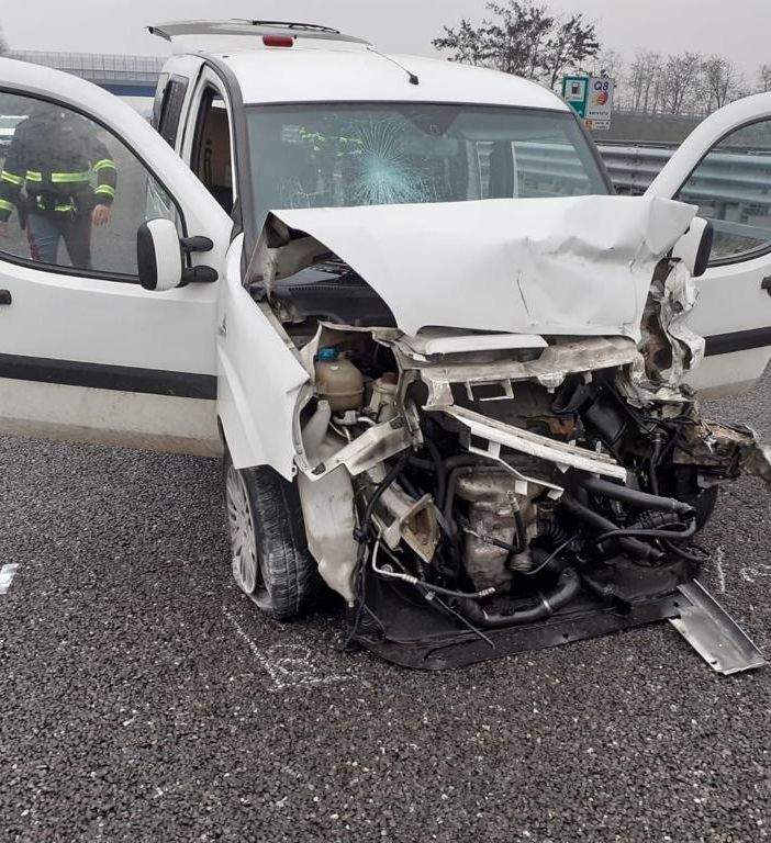 Scontro tra auto sull'autostrada A7: coinvolte tre persone, interviene l'elisoccorso