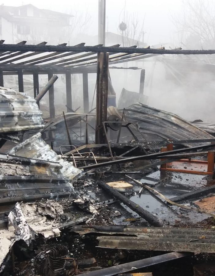 Cilavegna, incendio in un piccolo deposito agricolo. Al lavoro i vigili del fuoco