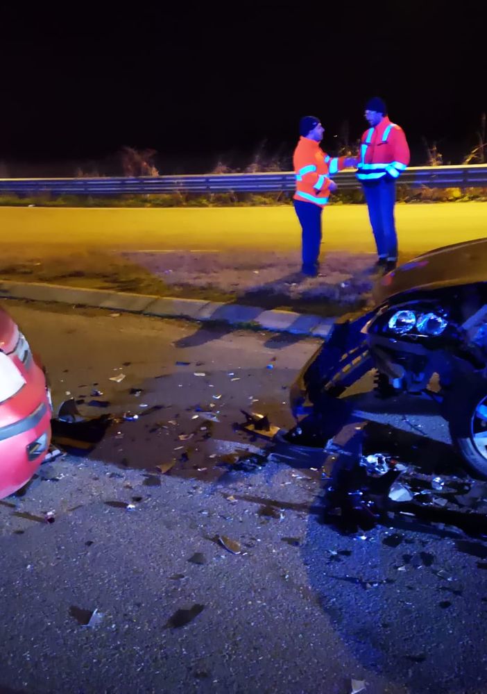 Pieve del Cairo: scontro tra auto sulla rotonda di ingresso al paese, ferite lievemente due persone