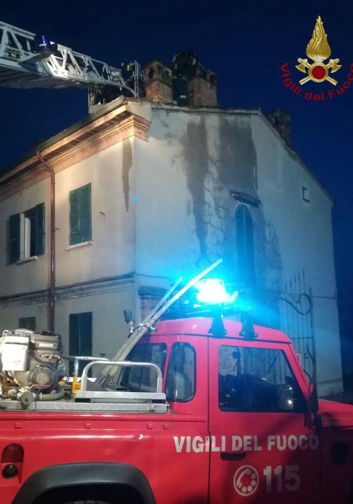 Pavese: brucia una canna fumaria a Mezzanino, i vigili del fuoco evitano le fiamme sul tetto di un'abitazione