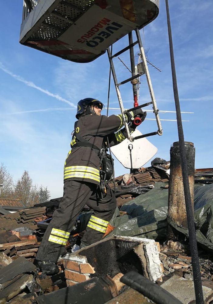 Pavese: in fiamme una canna fumaria a Torre d'Isola, intervengono i vigili del fuoco