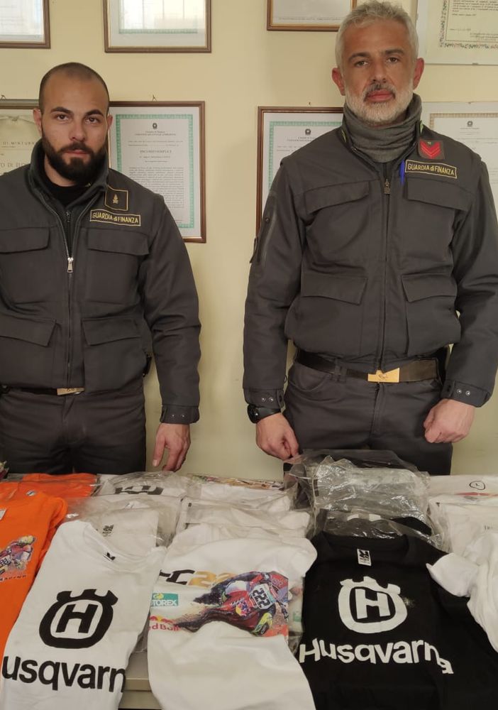 Ottobiano: sequestrate 240 maglie da motocross contraffatte agli internazionali d'Italia
