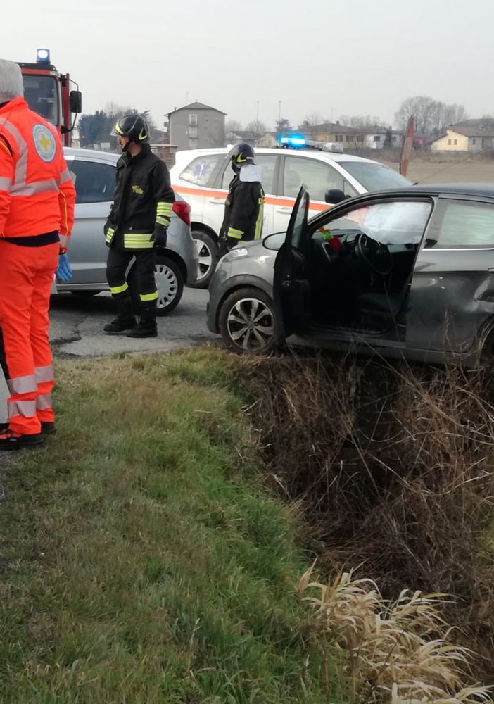 Ferrera: scontro auto sulla provinciale 193, ferite due ragazze