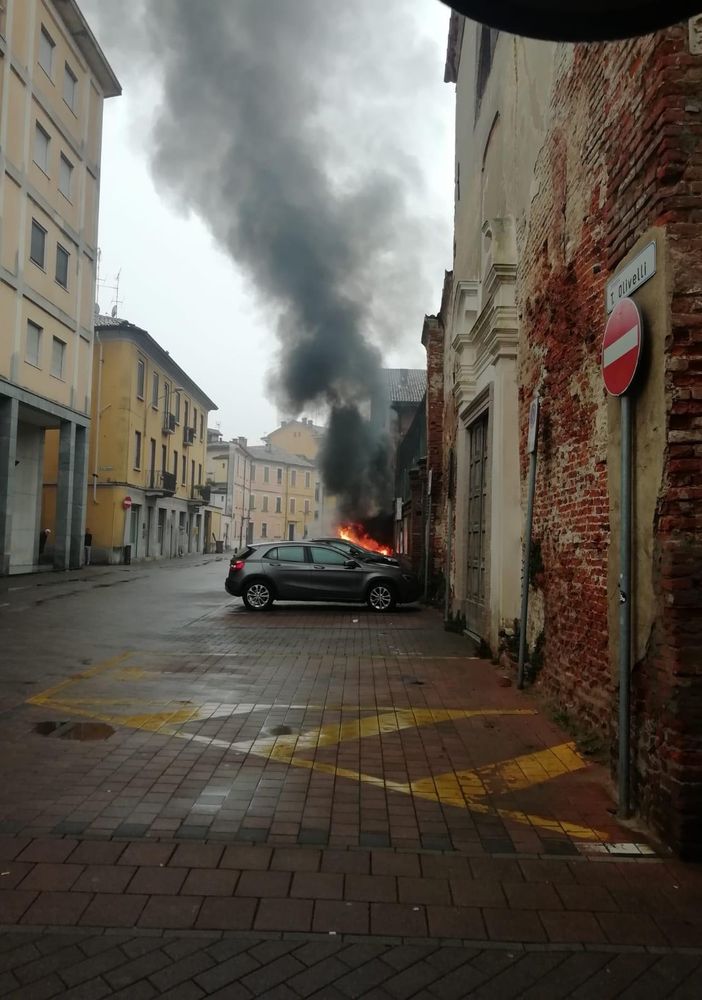 Mortara: in fiamme un'auto in piazza Olivelli, intervengono i vigili del fuoco