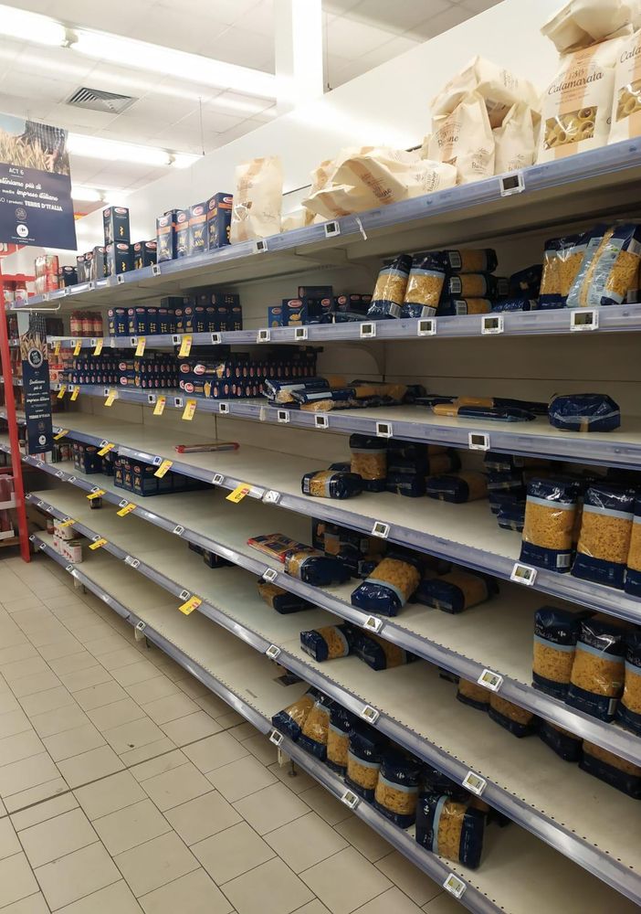 Vigevano, nessuna emergenza scorte, ma scaffali semivuoti. In Esselunga, il personale Esserbella supporterà i colleghi del punto vendita