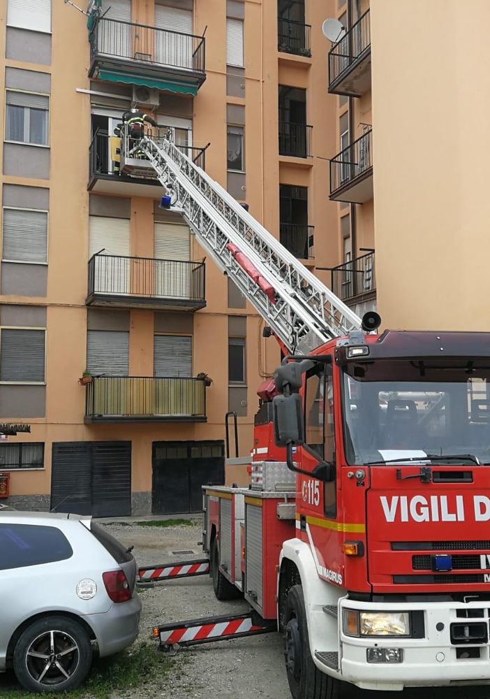 Pavia: soccorsa una donna grazie all'autoscala dei vigili del fuoco