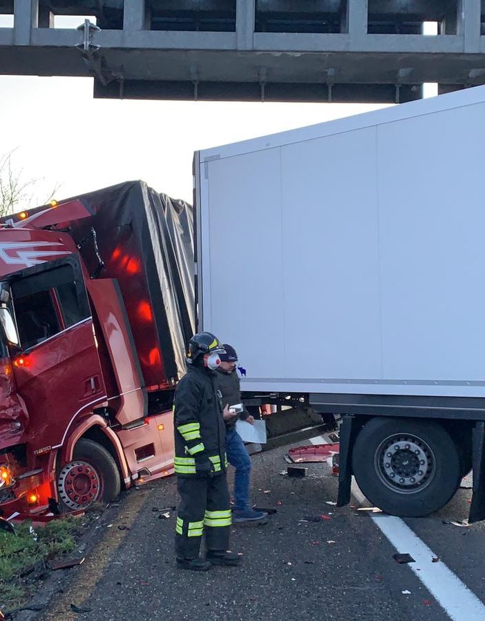 Voghera: scontro fra tir sull'autostrada Torino-Piacenza, traffico bloccato per un'ora