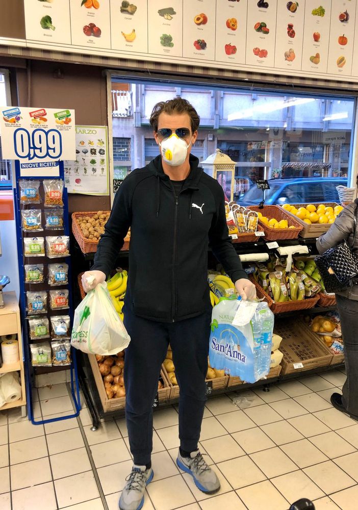 Vigevano, lo sport in prima linea per affrontare l'emergenza Coronavirus: Andrea Giannini porta la spesa agli over 65