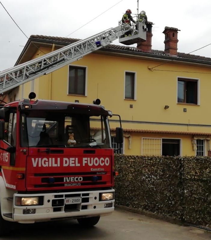 Pavese: incendio in un camino Trovo, intervengono i Vigili del fuoco con l'autoscala