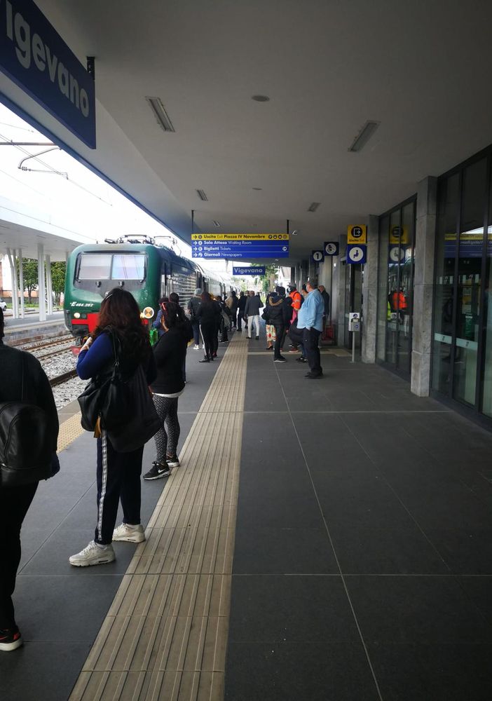 FOTOGALLERY. Vigevano, pochi pendolari sulla linea Milano-Mortara-Alessandria. Situazione sotto controllo