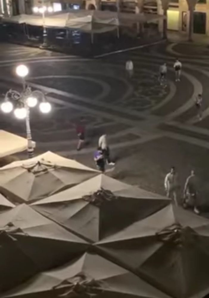 Vigevano, atti di teppismo nella notte in Piazza Ducale: vandalizzati i dehors di alcuni locali