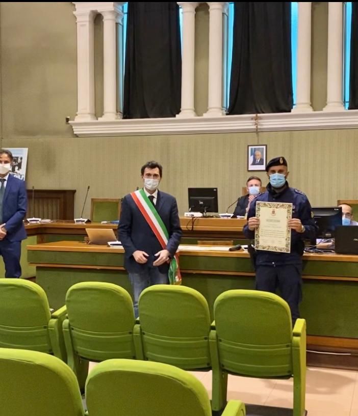 Vigevano, encomio a 5 agenti della polizia locale per l’indagine lampo sui danneggiamenti in piazza Ducale