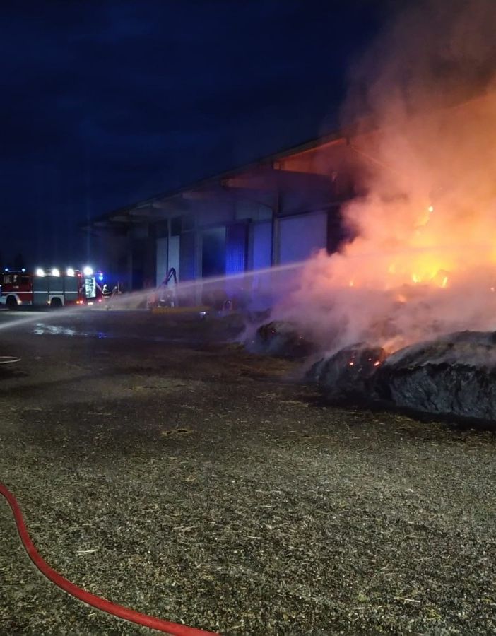 Oltrepò: incendio in un fienile a Torricella Verzate, Vigili del fuoco ancora impegnati nello spegnimento
