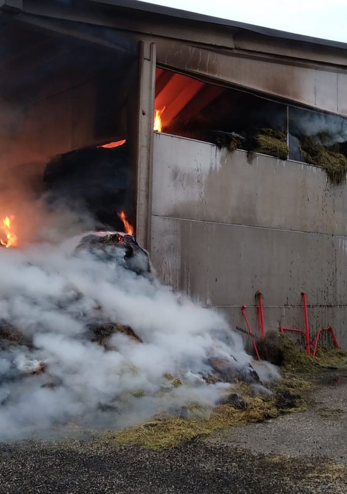 VIDEO. Oltrepò: prosegue l'intervento dei Vigili del fuoco per spegnere l'incendio al fienile di Torricella Verzate