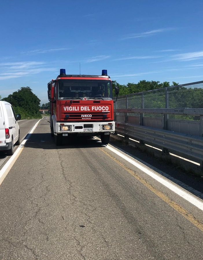 Mede: cade dal cavalcavia ferroviario, 67enne in gravi condizioni
