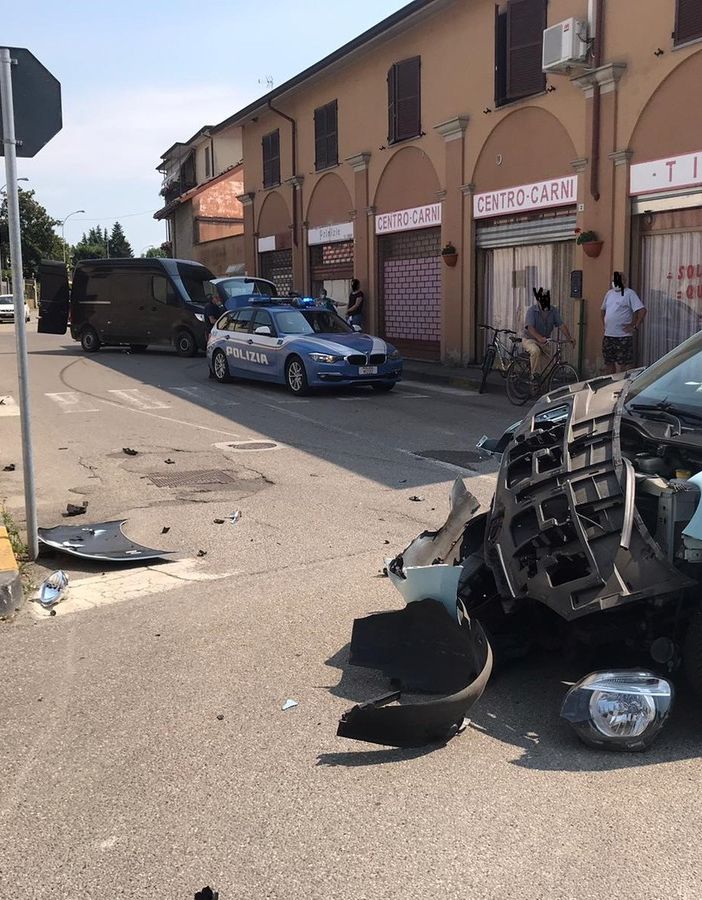 Tromello: scontro tra auto e furgone in via Salvadeo, ferite lievemente mamma e figlia