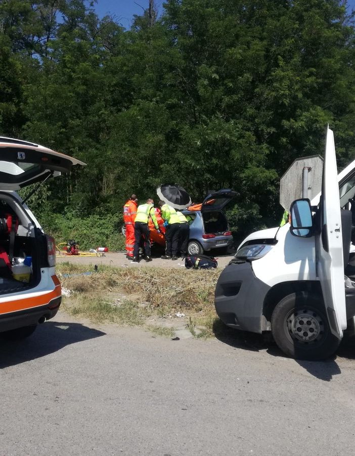 Scaldasole: scontro tra auto e furgone all'incrocio, tre feriti, grave un 53enne