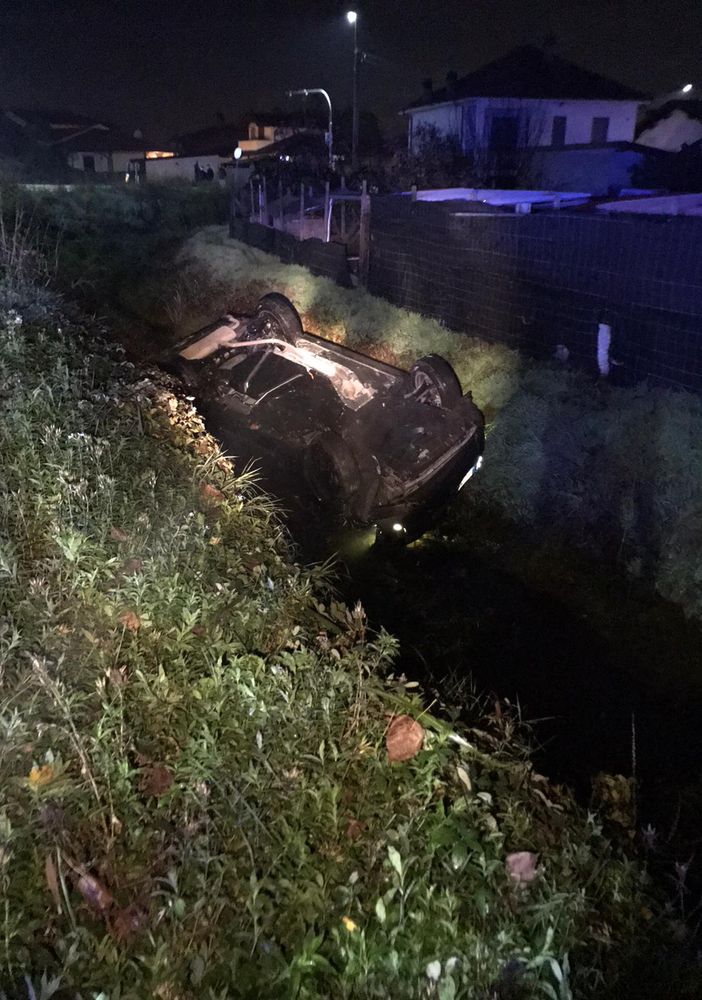Tromello: esce di strada con l'auto e si ribalta in un fosso, illeso un 55enne