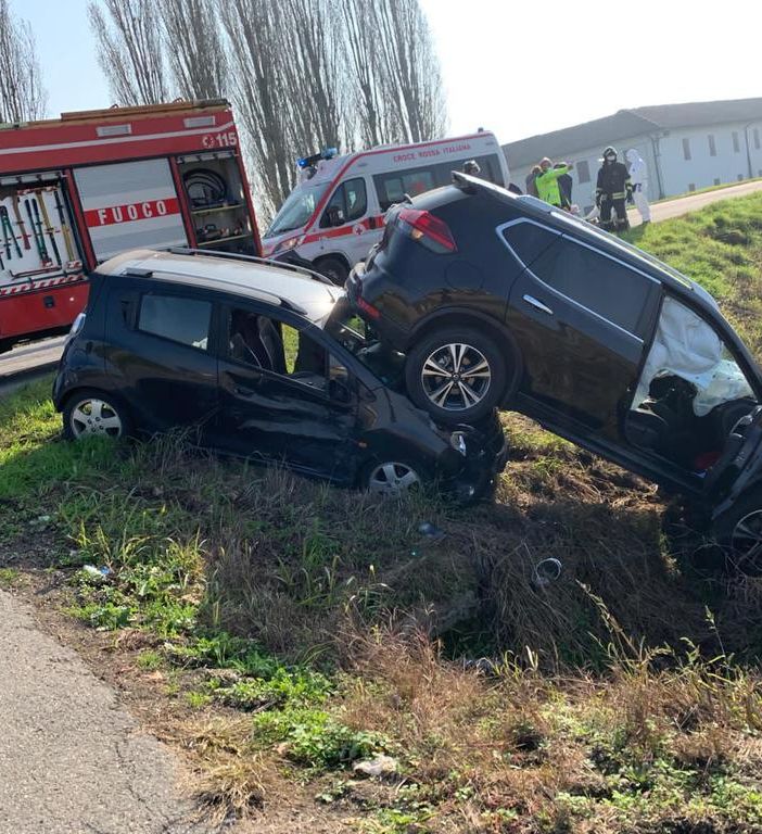 Mortara: scontro tra auto sulla ex statale 494, coinvolti due uomini