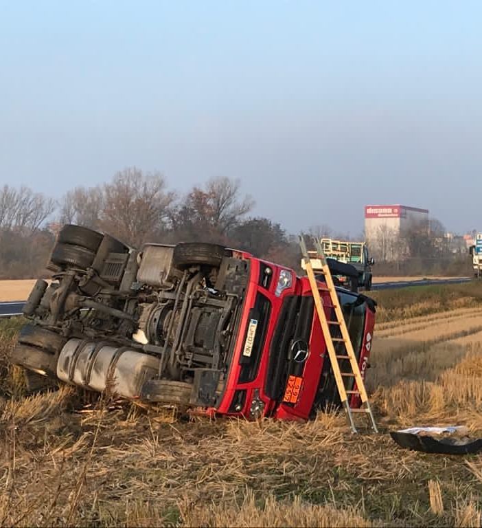 Dorno: autocisterna fuori strada sulla provinciale 206, illeso il conducente