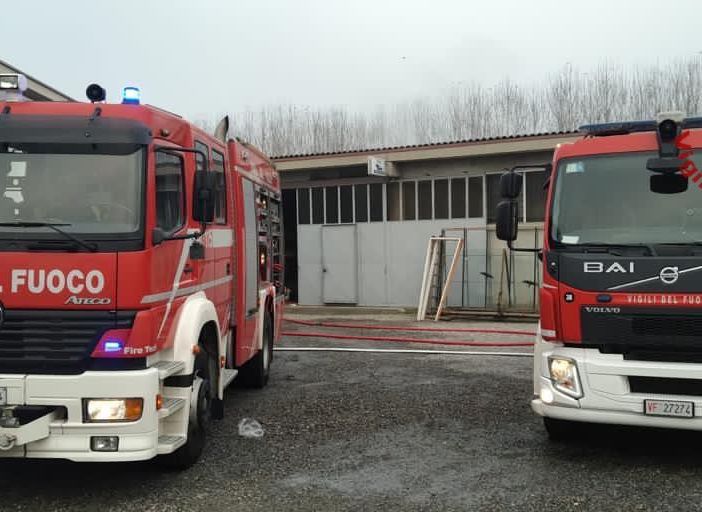 Robbio: fiamme in un'attività commerciale, i vigili del fuoco limitano i danni