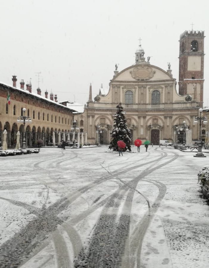 - FOTO - Vigevano: atmosfera natalizia con la neve in piazza Ducale