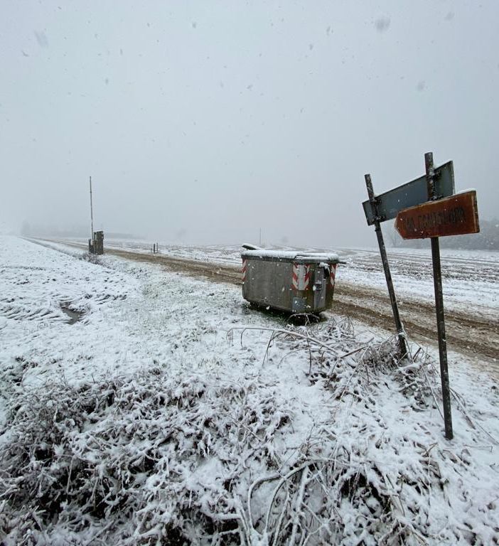 La strada imbiancata dalla neve che conduce a Cascina Cantalupa luogo della tragedia
