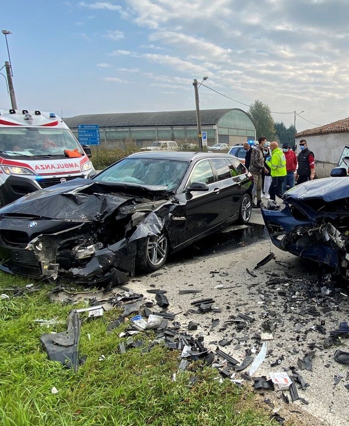 Sartirana: frontale tra auto in via Mede, ferite tre persone
