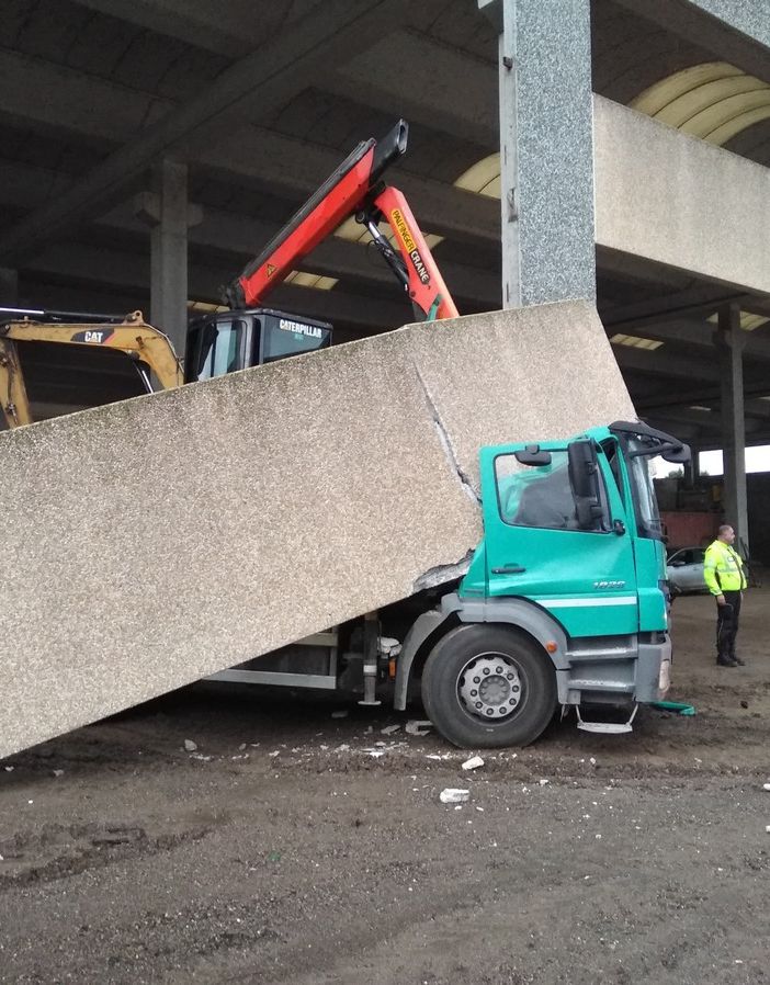 Oltrepò: urta la trave di un capannone che crolla sulla cabina di un camion, illeso miracolosamente l'autista