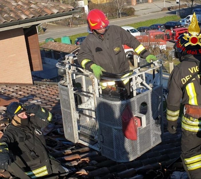 Pavese: fiamme su un tetto a Giussago, distrutti 70 metri quadrati