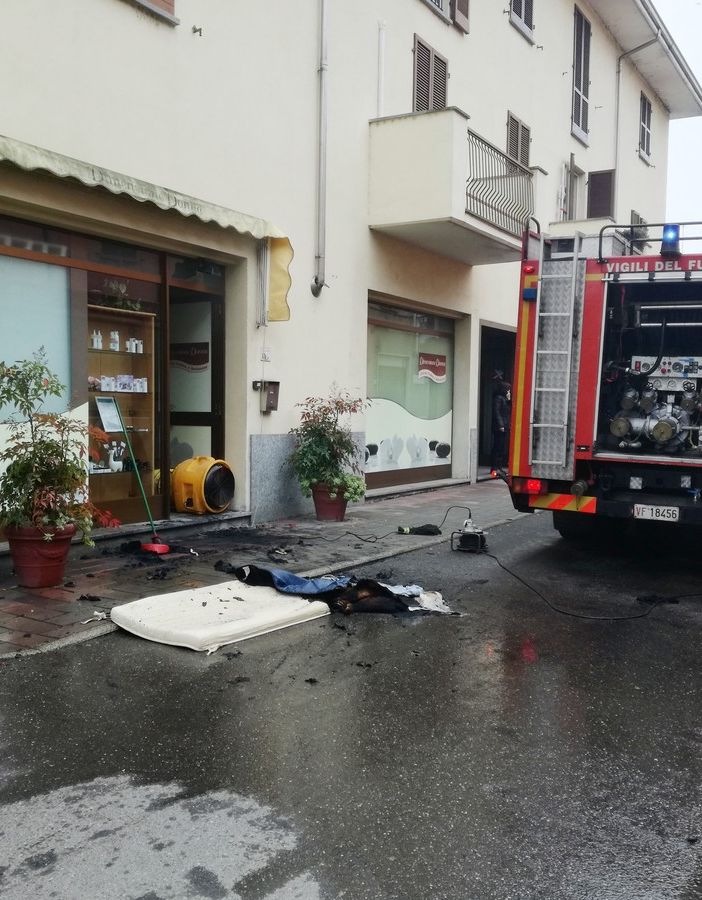 Pieve del Cairo: le immagini del rogo al centro estetico