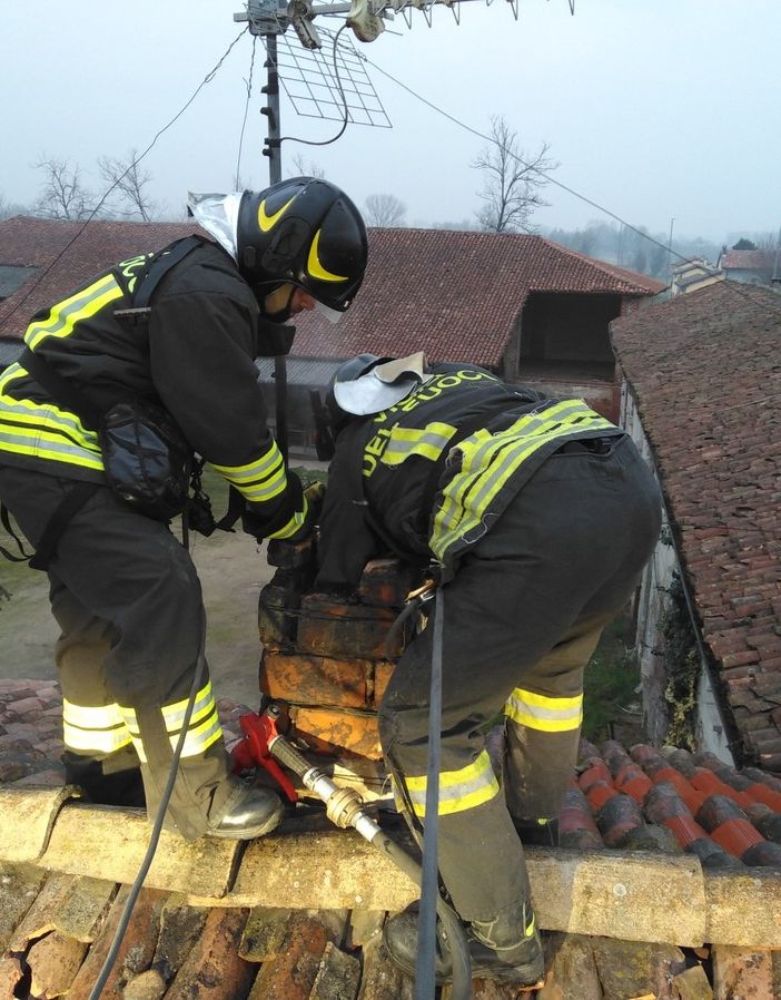 Pavia: in fiamme una canna fumaria in via Torre del Gallo