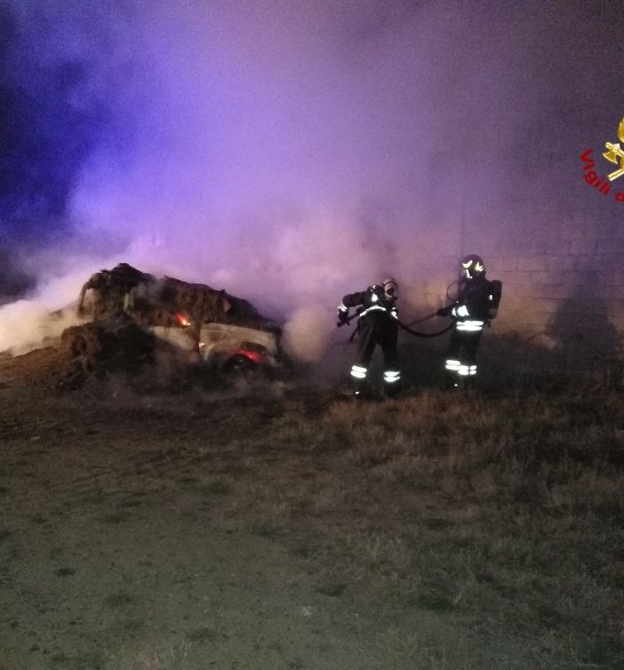 Pavese: auto in fiamme a Torre de' Negri, le fiamme contenute da un operaio