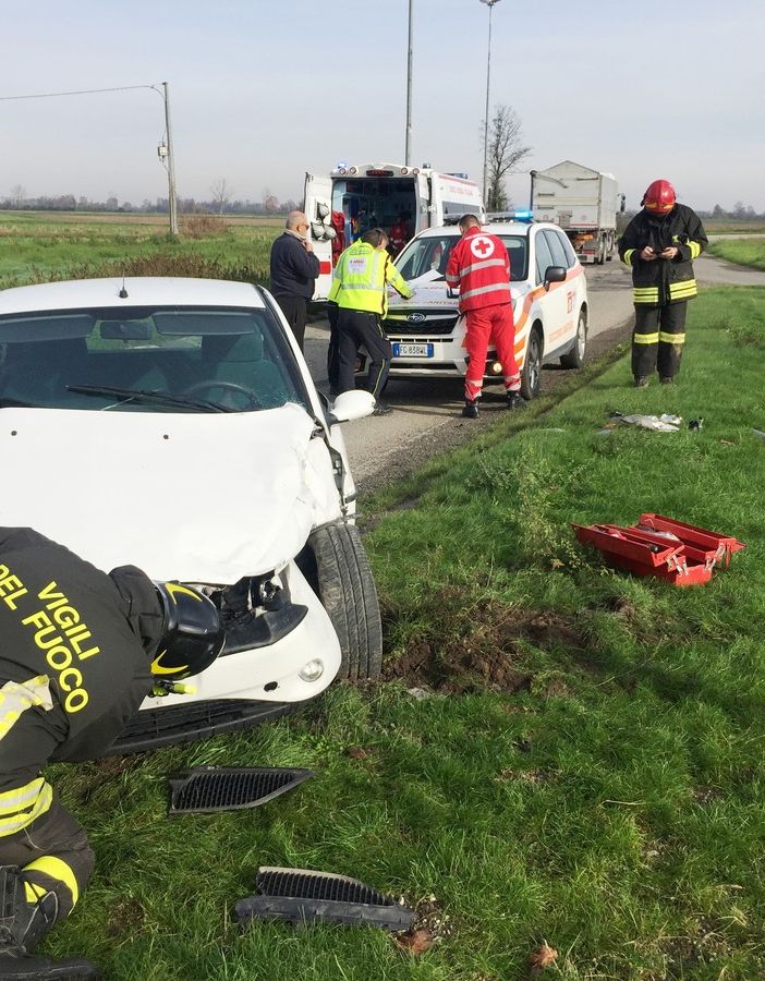 Mede: scontro auto-camion sulla sp194, lievemente ferite due anziane
