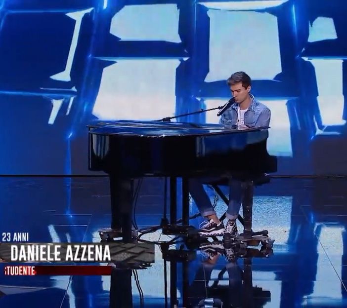 L’esibizione del vigevanese Daniele Azzena commuove i giudici di X Factor