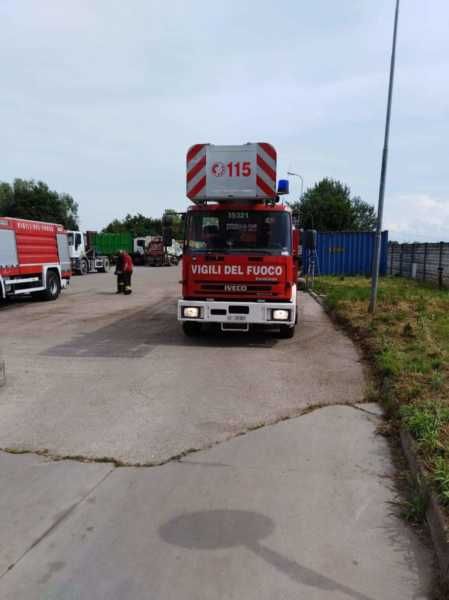 Incendio all’ecocentro di Castelletto di Abbiategrasso: 5 squadre di Vigili del fuoco al lavoro