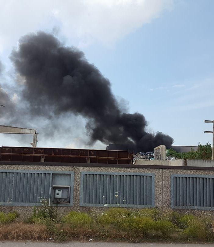 Mortara, incendio Eredi Bertè: &quot;Impatto contenuto, valori degli inquinanti sopra il limite per alcuni minuti&quot;